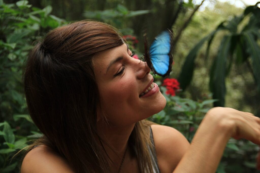 FOTO RETRATO MUJER EN EL MARIPOSARIO ANDOKE BLOG SPIWAK